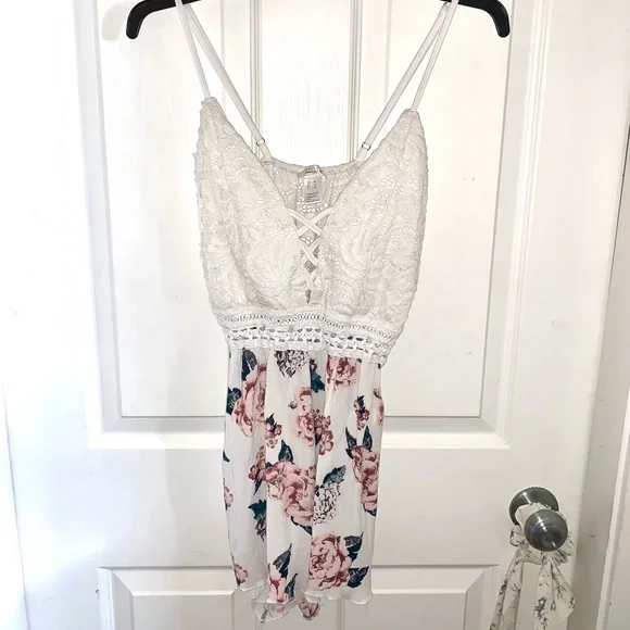*SOLD ON OTHER SITE* Streetwear Society Floral Romper Size Medium - Picture 3 of 12